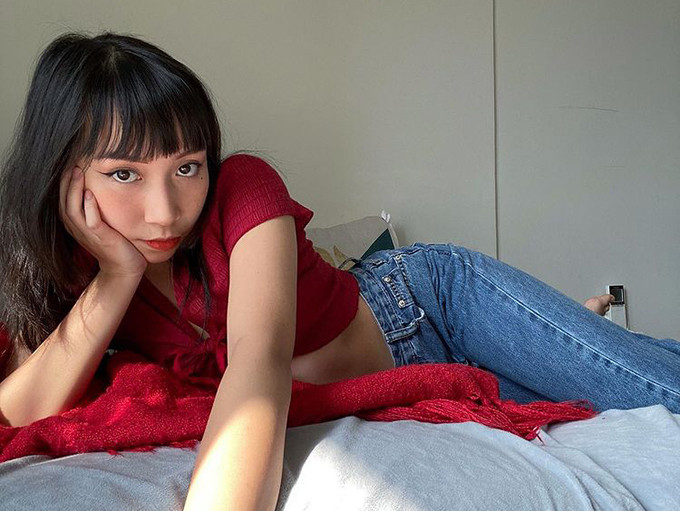 Ở đời thường, Mỹ Anh ưa thích phong cách năng động, trẻ trung khi thường xuyên diện quần jeans và áo phông. Với thời trang hàng ngày, cô ít khi mặc gợi cảm, chỉ thỉnh thoảng diện áo crop-top khoe eo trẻ trung. 