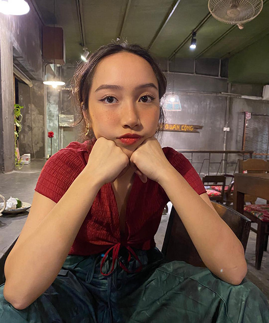 Mỹ Anh từng chia sẻ, ngoài đầu tư cho âm nhạc, cô rất ít khi mua sắm. Khi chưa đi hát, cô đôi lúc còn diện quần áo của mẹ. 