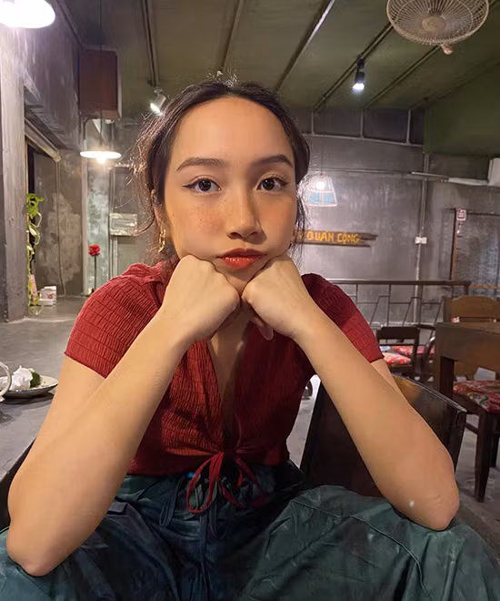 Mỹ Anh từng chia sẻ, ngoài đầu tư cho âm nhạc, cô rất ít khi mua sắm. Khi chưa đi hát, cô đôi lúc còn diện quần áo của mẹ. 