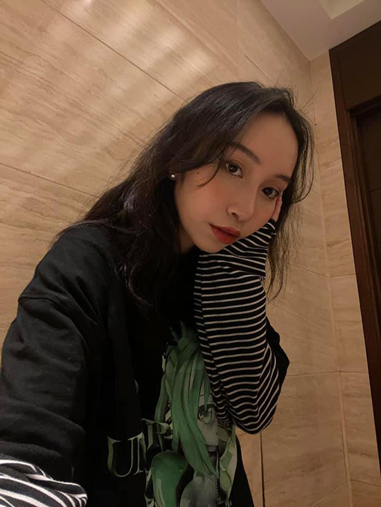 Bước vào tuổi 18, Mỹ Anh quyết định theo đuổi con âm nhạc chuyên nghiệp tại Việt Nam thay vì du học giống anh trai và chị gái. Cùng với đó, cô cũng tích cực thể hiện cá tính thông qua thời trang. 