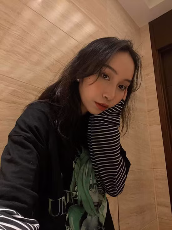 Bước vào tuổi 18, Mỹ Anh quyết định theo đuổi con âm nhạc chuyên nghiệp tại Việt Nam thay vì du học giống anh trai và chị gái. Cùng với đó, cô cũng tích cực thể hiện cá tính thông qua thời trang. 