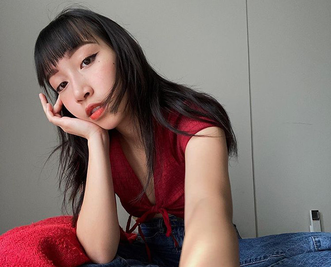 Cô thường tạo điểm nhấn cá tính bằng cách kẻ đuôi mắt sắc lẹm kết hợp son môi đỏ. Nữ ca sĩ sinh năm 2002 từng hào hứng khoe tóc mái bằng do mình tự cắt khi ở nhà. 