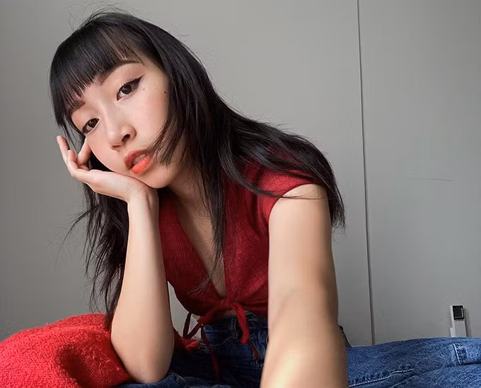 Cô thường tạo điểm nhấn cá tính bằng cách kẻ đuôi mắt sắc lẹm kết hợp son môi đỏ. Nữ ca sĩ sinh năm 2002 từng hào hứng khoe tóc mái bằng do mình tự cắt khi ở nhà. 