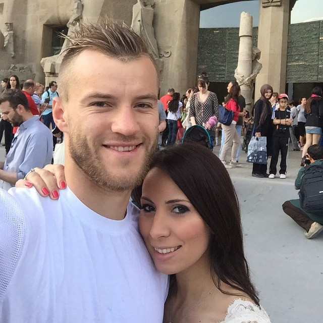 Yarmolenko lần đầu gặp Inna tại một vũ trường ở Kyiv, Ukraine khi anh tham gia tiệc mừng sau mùa giải với các đồng đội. Cầu thủ sinh năm 1989 là người chủ động bắt chuyện và mời Inna khiêu vũ cùng mình. Inna chia sẻ lúc đó cô không hề biết gì về nghề nghiệp của Yarmolenko nhưng có ấn tượng tốt với sự lịch thiệp, nhẹ nhàng của anh.