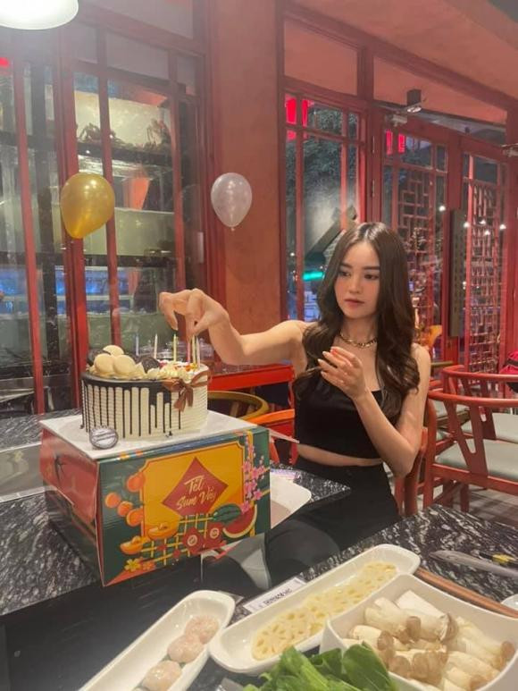 Ninh Duong Lan Ngoc nay da lo ngan mo o bung