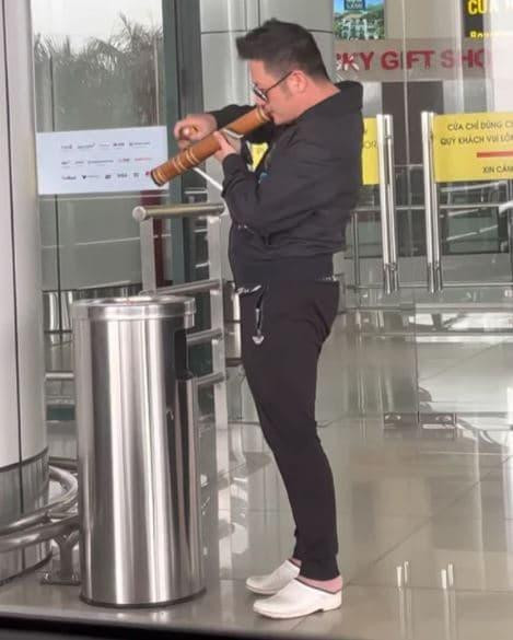 Ca si Quang Le quay len canh Bang Kieu hut thuoc lao