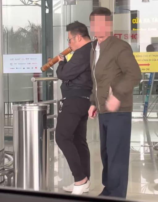 Ca sĩ Quang Lê quay lén cảnh Bằng Kiều hút thuốc lào - Hình 2 Ca si Quang Le quay len canh Bang Kieu hut thuoc lao-Hinh-2