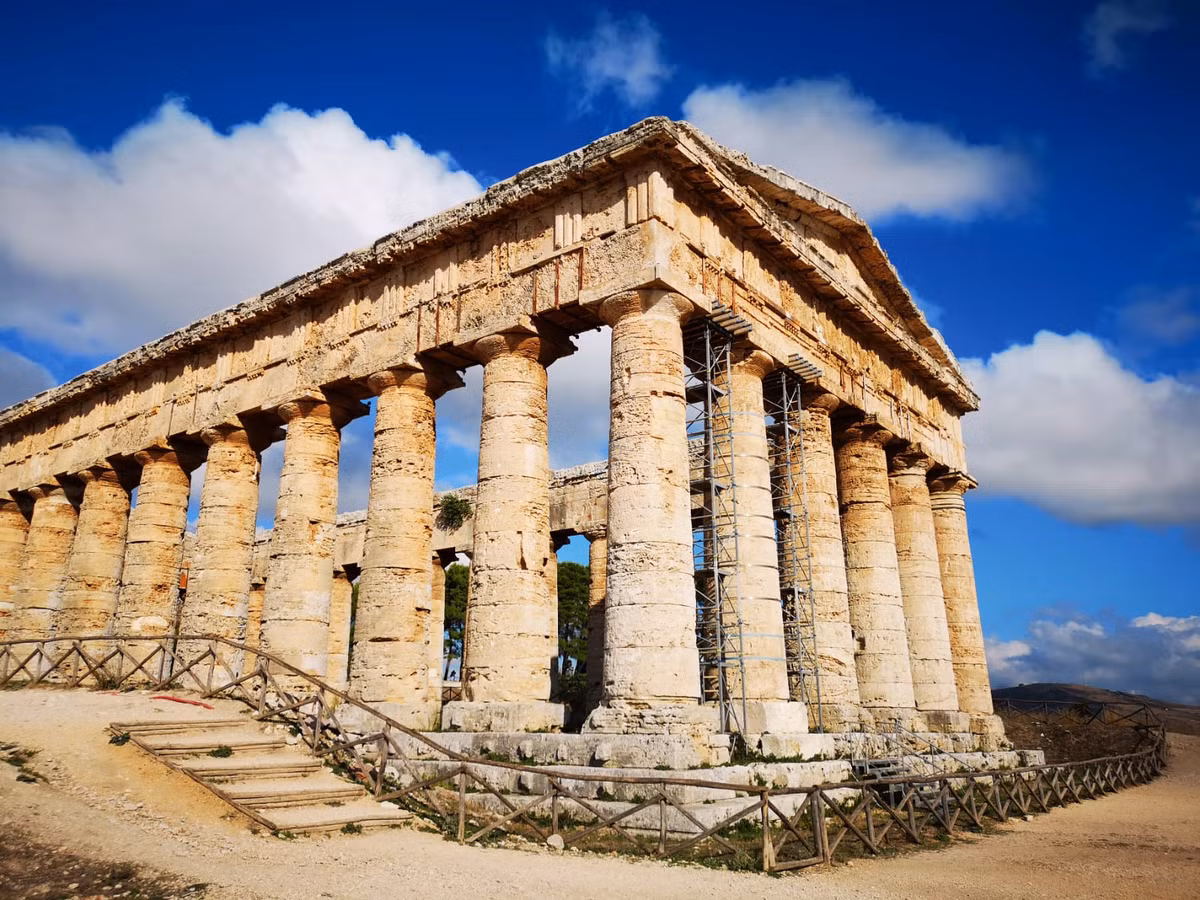  Khu di chi khảo cổ Segesta, cách thành phố Palermo 70 km về phía tây nam, là địa danh sở hữu nhiều đền thờ cổ thứ 2 sau thung lũng Agrigento. Ngôi đền tuyệt đẹp trên đỉnh núi Barbaro từ thế kỷ 5 TCN là một trong số đó. Tham quan kiến trúc Doric điển hình này vào mùa hè, du khách sẽ có dịp thưởng thức những vở kịch Hy Lạp cổ xưa bằng tiếng Ý. Ảnh: Pxhere.