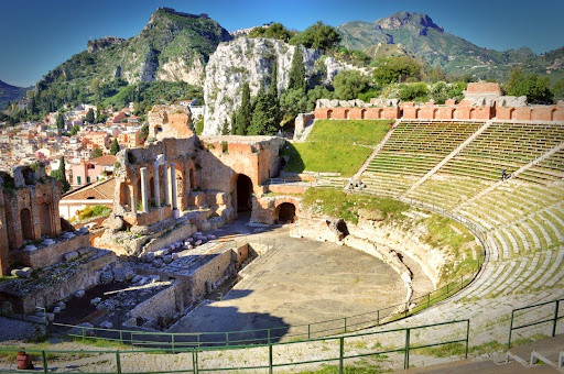  Nhà hát Taormina nằm trên biển Địa Trung Hải và cạnh núi lửa Etna. Đây từng là nơi diễn ra các sự kiện văn hóa quan trọng của người Hy Lạp cổ đại. Nhà hát được xây dựng vào năm 300 TCN, trước khi người La Mã tu sửa lại vào thế kỷ 2 TCN. Ảnh: Greekreporter.