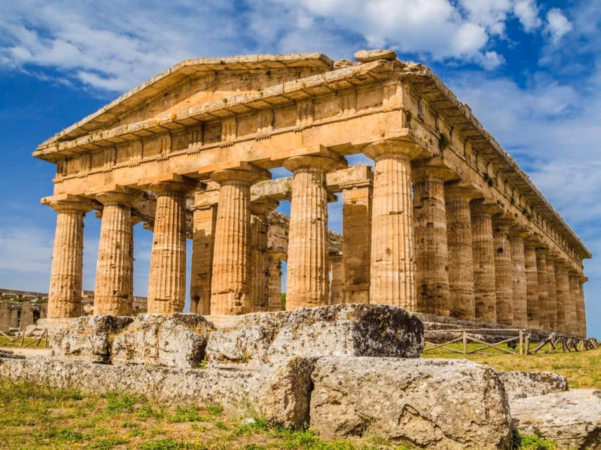  Paestum nằm ở miền nam Italy, dọc theo bờ biển Tyrrhenian, thường được biết đến với cái tên “Hy Lạp vĩ đại” hoặc Magna Graecia. Từng là thành phố lớn của Hy Lạp cổ đại năm 600-450 trước Công nguyên (TCN), nơi đây có 3 ngôi đền nổi tiếng với tường thành và giảng đường hầu hết còn nguyên vẹn. Ảnh: Buyyourtour.