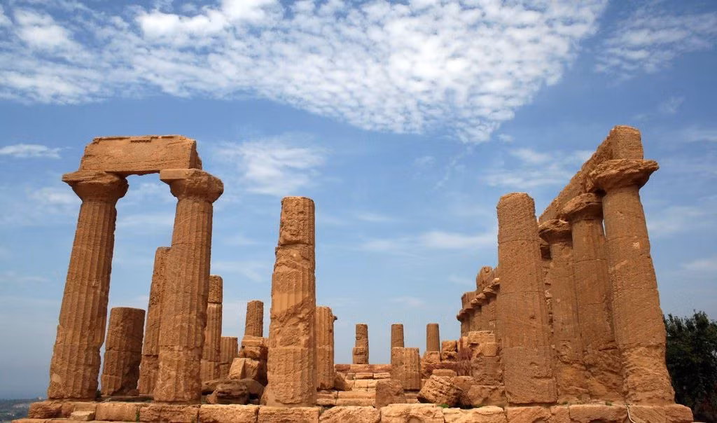  Thung lũng đền thờ Agrigento là nơi lưu giữ nhiều tàn tích nguyên sơ nhất của Hy Lạp cổ. Nhiều ngôi đền ở đây không có rào chắn, du khách có thể đi bộ vào bên trong và chiêm ngưỡng vẻ đẹp của kiến trúc có từ thế kỷ 5 TCN. Trong ảnh là đền Concord, một trong những ngôi đền được bảo tồn tốt nhất trên thế giới. Ảnh: Greekreporter.