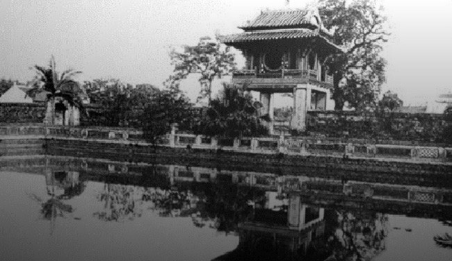 Để khuyến khích việc học hành, mở mang dân trí, vua Lý Thánh Tông cho dựng Văn Miếu ở phía Nam kinh thành Thăng Long vào năm Canh Tuất (1070). Đại Việt sử ký toàn thư chép: “Mùa thu, tháng 8 làm Văn Miếu, đắp tượng Khổng Tử, Chu Công và Tứ phối, vẽ Thất thập nhị hiền, bốn mùa cúng tế. Hoàng Thái tử đến đây học”. Tuy nhiên, vua chỉ cho dựng Văn Miếu. Đến năm 1076, vua Lý Nhân Tông mới cho dựng nhà Quốc Tử Giám.