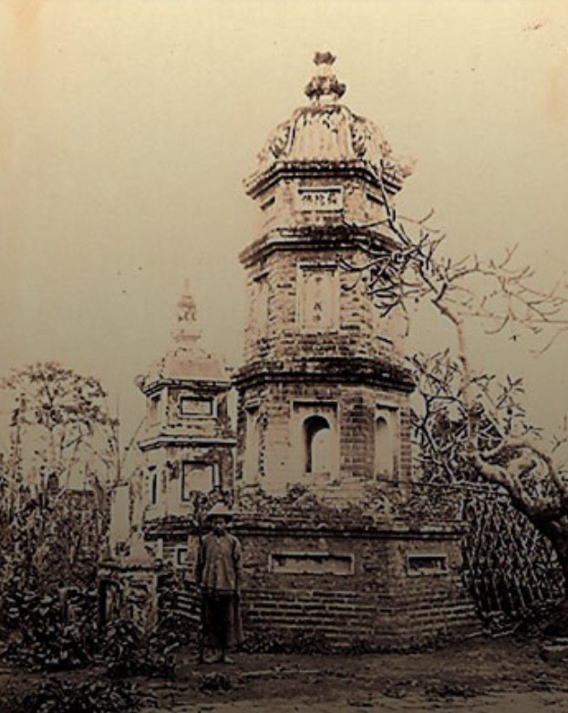 Năm Bính Thân (1056), nhà vua cho xây dựng ngôi chùa trên bờ hồ Lục Thủy ở phía Đông thành Thăng Long. Chùa được đặt tên là Sùng Khánh Báo Thiên. Đại Việt sử ký toàn thư viết: “Làm chùa Sùng Khánh Báo Thiên, phát 1 vạn 2 nghìn cân đồng để đúc chuông lớn. Vua thân làm bài văn minh (văn khắc chuông)". Đến năm Đinh Dậu (1057), mùa xuân, tháng giêng, vua Lý Thánh Tông cho xây dựng bảo tháp Đại Thắng Tự Thiên cao vài chục trượng, 12 tầng. Vì tháp nằm trong khuôn viên của chùa Sùng Khánh Báo Thiên nên về sau người ta thường gọi là tháp Báo Thiên. Tháp Báo Thiên cùng với chuông Quy Điền trong chùa Diên Hựu, vạc Phổ Minh ở chùa Phổ Minh (Nam Định) và tượng ở chùa Quỳnh Lâm (Quảng Ninh) được xem là bốn công trình lớn của nước Nam “An Nam tứ đại khí” thời bấy giờ. Sau nhiều thăng trầm lịch sử, tháp Báo Thiên và chùa Sùng Khánh Báo Thiên đã không còn tồn tại. Nhà thờ lớn Hà Nội hiện nay là nền chùa Sùng Khánh và phố Nhà Thờ là nền Tháp Báo Thiên nổi tiếng thời Lý này.