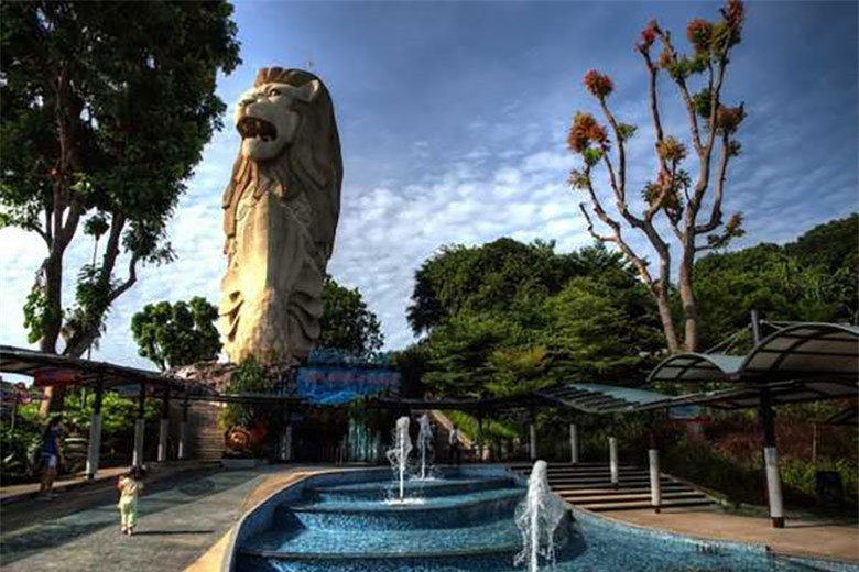 br/> Tượng Merlion trên đảo Sentosa của Singapore, cao 37m với đầu sư tử và mình cá. Tên của tượng xuất phát từ “thành phố sư tử” trong tiếng Mã Lai. Merlion còn được coi là biểu tượng của đất nước Singapore.