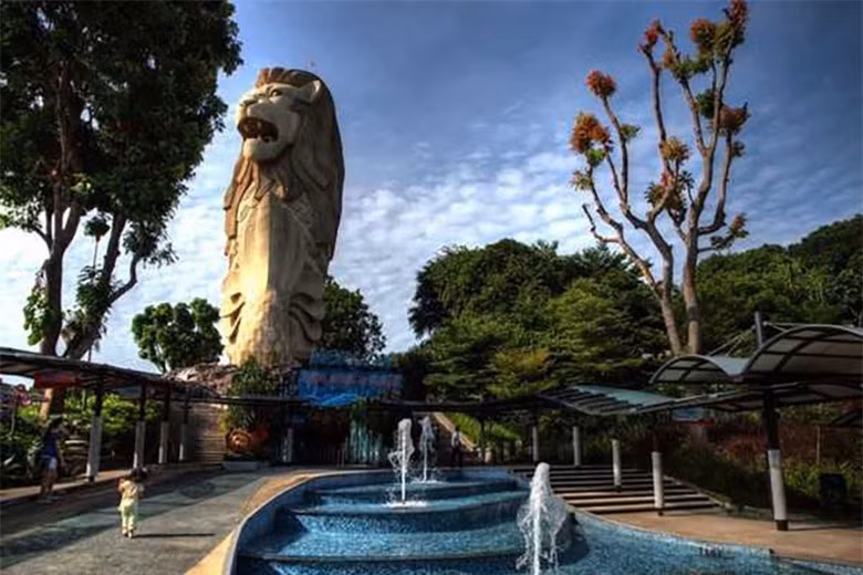 br/> Tượng Merlion trên đảo Sentosa của Singapore, cao 37m với đầu sư tử và mình cá. Tên của tượng xuất phát từ “thành phố sư tử” trong tiếng Mã Lai. Merlion còn được coi là biểu tượng của đất nước Singapore.