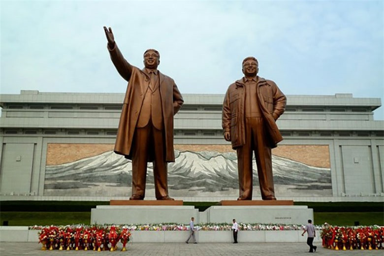 br/> Ở trung tâm đài tưởng niệm Grand Mansu Hill là hai bức tượng của các nhà lãnh đạo Triều Tiên Kim Il-sung và Kim Jong-il được làm bằng đồng. Hai bức tượng này có chiều cao 22m.