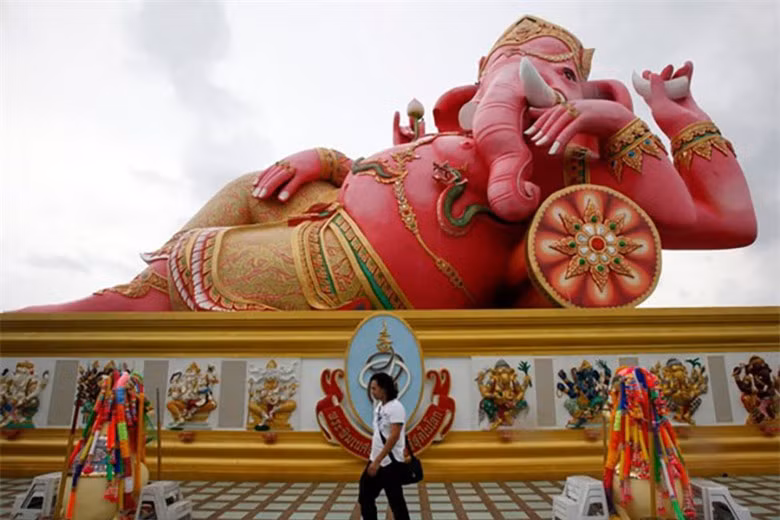 br/> Tượng Ganesha màu hồng này là một trong những tượng ganesha (một vị thần Hindu) lớn nhất trên thế giới. Bức tượng khổng lồ cao 16m và có bề ngang dài 24m, được đặt ở tỉnh Chachoengsao của Thái Lan.