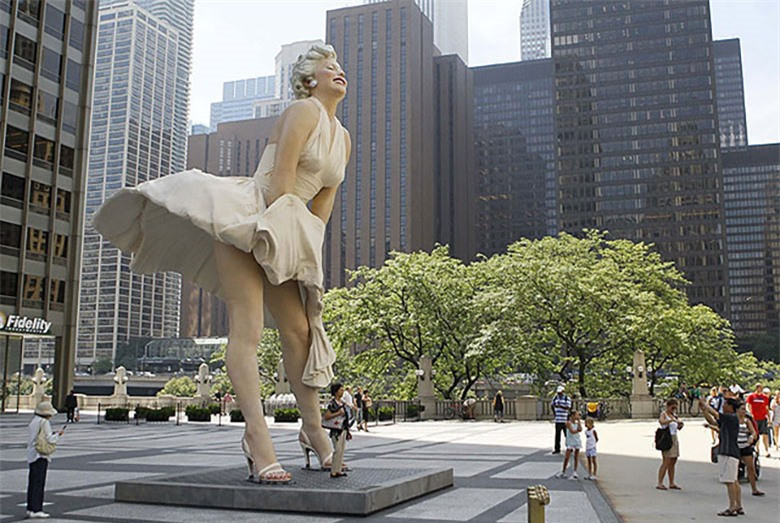br/> Bức tượng mang tên Forever Marilyn: Các nghệ sỹ Trung Quốc đã dành hai năm để tạo ra bức tượng cao 8m, tái hiện lại hình ảnh đã đi vào lịch sử điện ảnh thế giới của huyền thoại Marilyn Monroe khi bà bẽn lẽn do bị một cơn gió vô tình thổi tốc váy trong bộ phim "The Seven Year Itch". Bức tượng này đã được trưng bày ở nhiều địa điểm ở Mỹ và Úc.