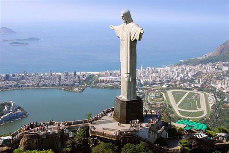 br/> Tượng Chúa Cứu Thế được đặt ở độ cao hơn 600m, cung cấp cho du khách những khung cảnh tuyệt đẹp, nhìn xuống thành phố Rio de Janeiro, Brazil. Bức tượng cao 30m này đã trở thành biểu tượng của Rio de Janeiro và được công nhận là một trong 7 kỳ quan thế giới mới.