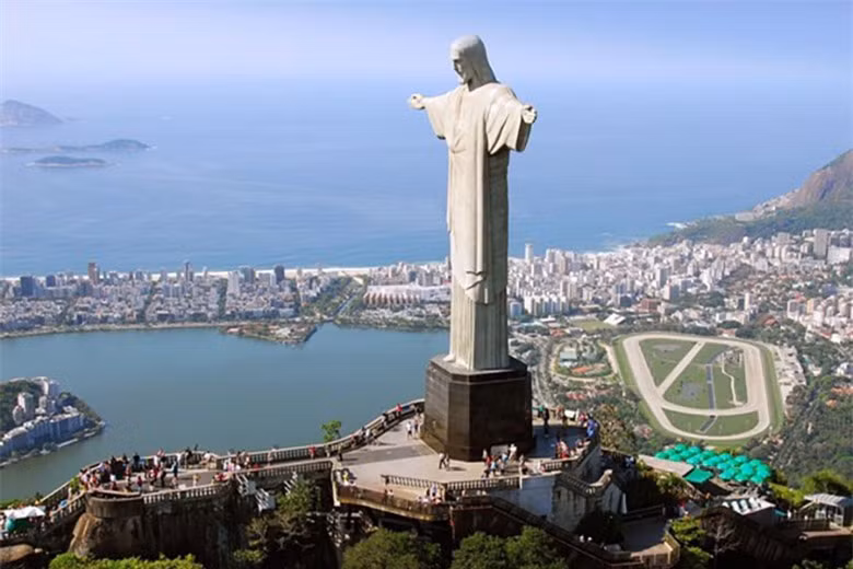 br/> Tượng Chúa Cứu Thế được đặt ở độ cao hơn 600m, cung cấp cho du khách những khung cảnh tuyệt đẹp, nhìn xuống thành phố Rio de Janeiro, Brazil. Bức tượng cao 30m này đã trở thành biểu tượng của Rio de Janeiro và được công nhận là một trong 7 kỳ quan thế giới mới.