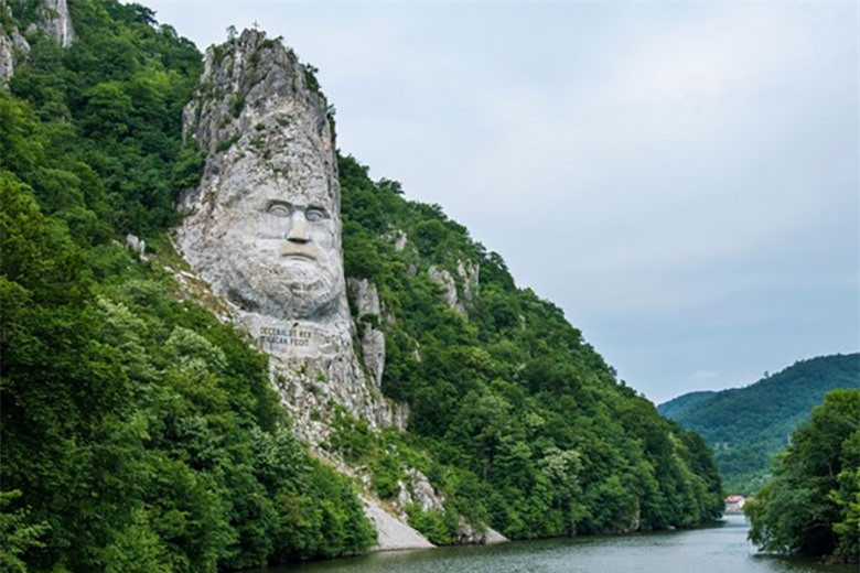 br/> Decebalus: Tác phẩm điêu khắc khuôn mặt Decebalus, vị vua cuối cùng của Dacia trên một vách đá ven sông Danube, gần thành phố Orsova, Romania. Với chiều cao lên tới 40m, đây là tượng đá cao nhất châu Âu.