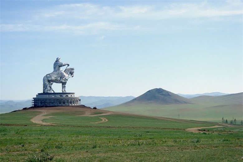 br/> Tượng Thành Cát Tư Hãn trên lưng ngựa cao 40m đứng sừng sững. Bức tượng nằm trên Khu di tích Thành Cát Tư Hãn bên bờ sông Tuul. Tác phẩm tôn vinh một trong những Hoàng đế vĩ đại nhất thế giới có chi phí xây dựng là 5 triệu đô la và được xây dựng vào năm 2008.