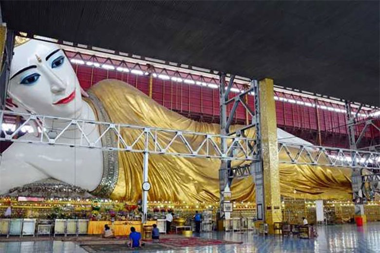 br/> Tượng phật nằm Chaukhtatgyi trong một ngôi chùa ở Yangon, Myanmar. Tượng dài hơn 66m và là một trong những bức tượng lớn nhất ở Myanmar. Đây là một tác phẩm nghệ thuật với tà áo vàng và mũ miện đính kim cương.