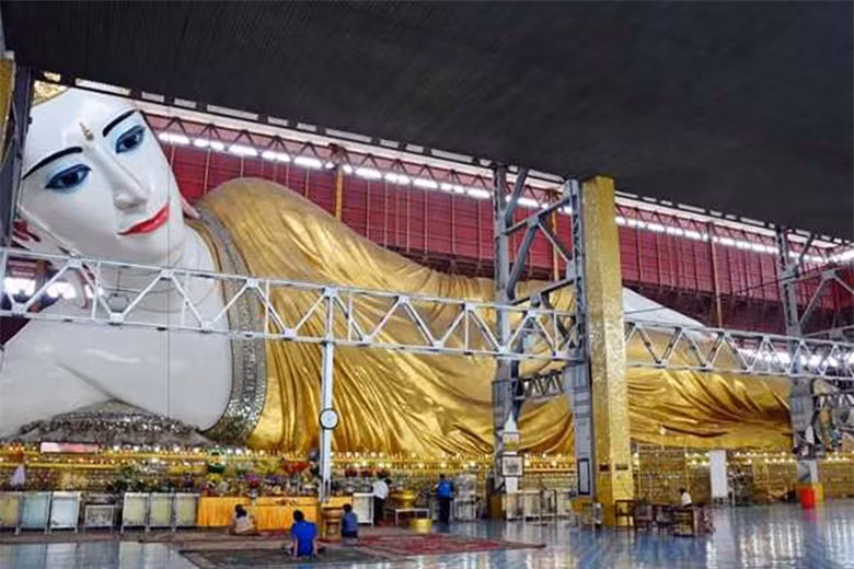 br/> Tượng phật nằm Chaukhtatgyi trong một ngôi chùa ở Yangon, Myanmar. Tượng dài hơn 66m và là một trong những bức tượng lớn nhất ở Myanmar. Đây là một tác phẩm nghệ thuật với tà áo vàng và mũ miện đính kim cương.