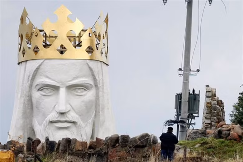 br/> Tượng Chúa Kitô Vua ở Swiebodzin, Ba Lan, được xây dựng nhờ sự đóng góp của cư dân, có chiều cao 52,5 m. Chỉ riêng vương miện đã cao tới 3m.