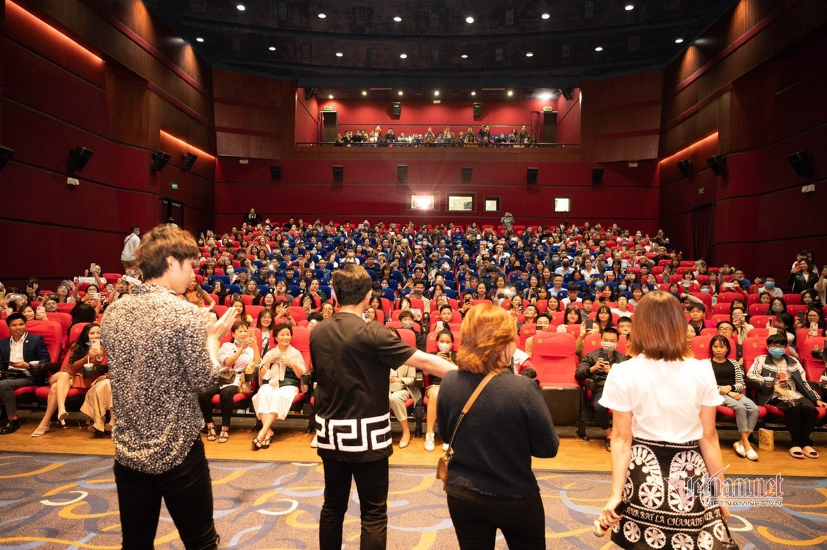 Tran Thanh bi khan gia tum ao, cao chay mau tai rap chieu phim-Hinh-4