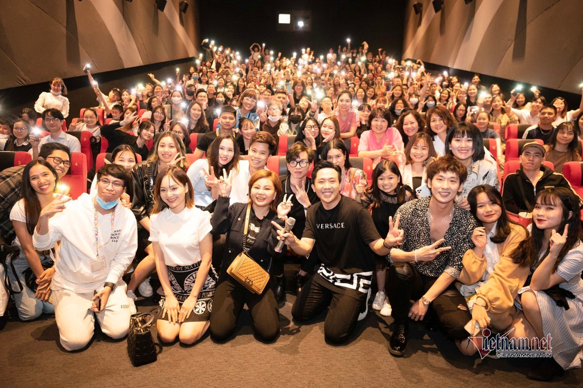 Tran Thanh bi khan gia tum ao, cao chay mau tai rap chieu phim-Hinh-3