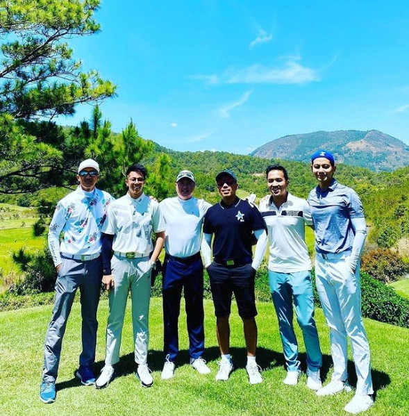 ần đây, Criss Lai và Matt Liu liên tục gặp gỡ khiến nhiều khán giả không khỏi ngỡ ngàng, bởi họ đều là những người đàn ông bước vào cuộc đời Hương Giang. Trong bức ảnh mới nhất, 2 người đàn ông cho thấy sự thân thiết khi khoác vai nhau chụp hình (trái ngoài cùng).