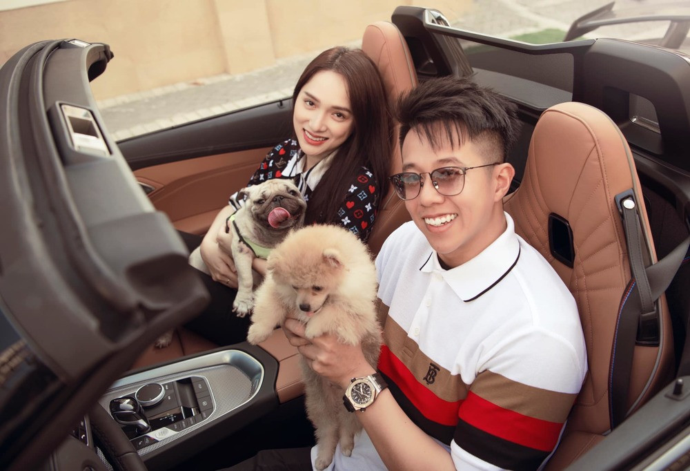 au Người Ấy Là Ai, Hương Giang - Matt Liu có quãng thời gian hẹn hò lãng mạn. CEO sinh năm 1994 luôn thể hiện sự quan tâm bạn gái vào những dịp đặc biệt. Mặc dù kém Hương Giang 3 tuổi nhưng Matt Liu vẫn cho thấy sự tương xứng về ngoại hình. Họ rất đẹp đôi khi ở bên nhau.