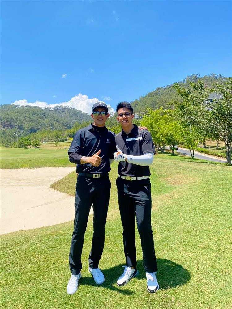 hi tình cũ và tình mới của Hương Giang chung khung hình, nhiều người tỏ ra thích thú. Có thể thấy họ vô tư trong cách ứng xử, không bận tâm tới những vấn đề tình cảm riêng tư. Cũng từ những khoảnh khắc thân thiết này, cư dân mạng đặt ngoại hình Criss Lai và Matt Liu lên bàn cân so sánh. Họ sở hữu ngoại hình cao ráo ngang nhau, đều gây ấn tượng.