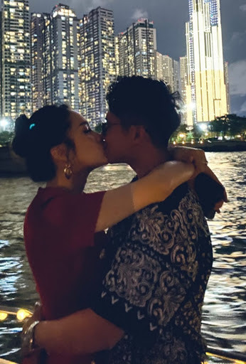 ặc dù mới hẹn hò được khoảng 8 tháng nhưng họ cho thấy tình yêu tròn đầy bằng những khoảnh khắc tình tứ, mùi mẫn.