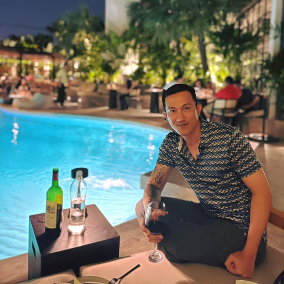 ối quan hệ tình ái của Hương Giang - Criss Lai kéo dài 2 năm, kết thúc vào 2016. Sau khi chia tay Hương Giang, cuộc sống của Criss Lai khá lặng lẽ. Được biết anh và mỹ nhân chuyển giới vẫn giữ quan hệ bạn bè tốt đẹp. Thậm chí khi Hương Giang ngồi ghế nữ chính Người Ấy Là Ai lần 2, Criss Lai còn nhắn tin chúc cô tìm được hạnh phúc mới.