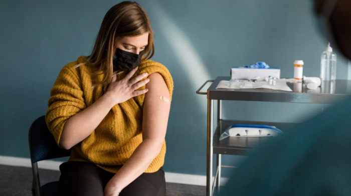 Tai sao phu nu gap tac dung phu manh hon khi tiem vaccine COVID-19?