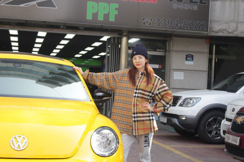 Sau nhiều năm hoạt động với tư cách thành viên 2NE1, Dara đã kiếm được số tiền khoảng 16 triệu USD. Theo Naver, nữ ca sĩ tiêu nhiều tiền cho xe sang. Cô sở hữu Range Rover 2017 với giá khoảng 900.000 USD, sơn sửa Volkswagen Beetle sang màu vàng hướng dương sang trọng. Ngoài ra, ngôi sao 37 tuổi tiết lộ cô có BST giày lên đến 1.000 đôi, kèm theo đó là trang phục đắt đỏ từ Off White, Marine Serre, Gucci và Celine...