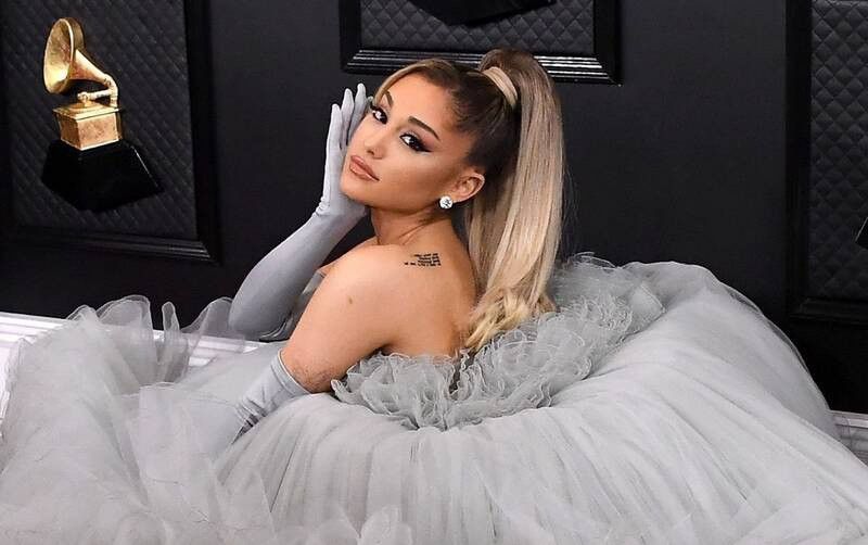 Theo Forbes, Ariana Grande kiếm được 72 triệu USD trong năm 2020 phần lớn nhờ vào việc bán đĩa và thương hiệu nước hoa Cloud Eau De Parfum, nâng tổng tài sản lên đến 100 triệu USD. Giọng ca Side to Side được biết đến là người phóng khoáng, từng tặng 7 chiếc nhẫn cho bạn thân trong một lần say rượu. Ngoài ra, cô còn thường xuyên mua nhà. Tháng 6/2020, truyền thông đưa tin nữ ca sĩ mua biệt thự 13,7 triệu USD. Trước đó, ngôi sao sinh năm 1993 từng khoe căn hộ 16 triệu USD ở trung tâm thành phố New York.
