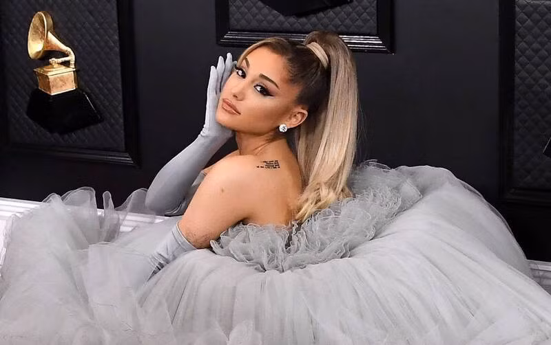 Theo Forbes, Ariana Grande kiếm được 72 triệu USD trong năm 2020 phần lớn nhờ vào việc bán đĩa và thương hiệu nước hoa Cloud Eau De Parfum, nâng tổng tài sản lên đến 100 triệu USD. Giọng ca Side to Side được biết đến là người phóng khoáng, từng tặng 7 chiếc nhẫn cho bạn thân trong một lần say rượu. Ngoài ra, cô còn thường xuyên mua nhà. Tháng 6/2020, truyền thông đưa tin nữ ca sĩ mua biệt thự 13,7 triệu USD. Trước đó, ngôi sao sinh năm 1993 từng khoe căn hộ 16 triệu USD ở trung tâm thành phố New York.