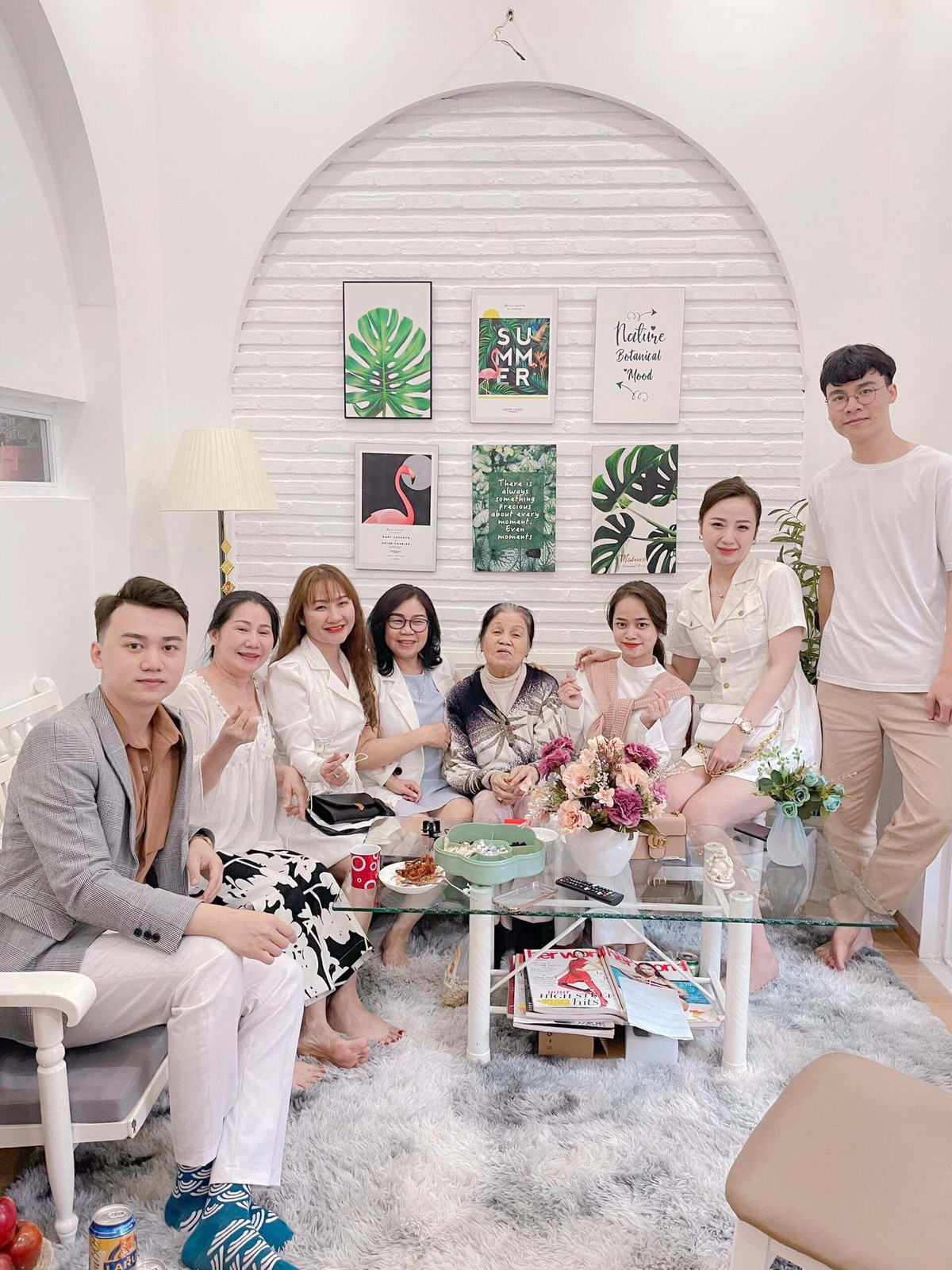 Đại gia đình kiến trúc sư Dương Quốc Anh quây quần bên phòng khách vào dịp Tết 2021, khi nhà vừa xây xong.