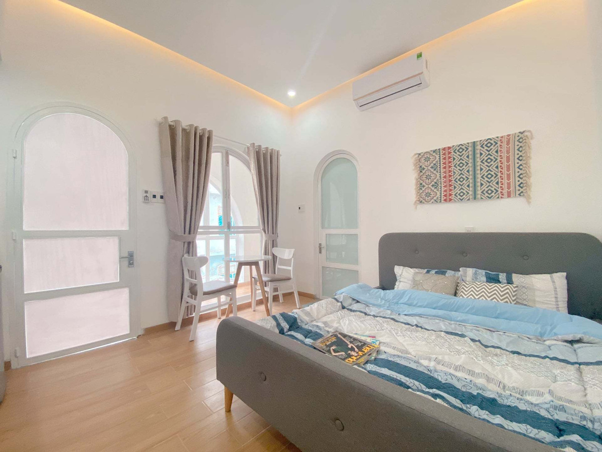 Phòng ngủ được bố trí trên tầng 2 và 3. Gần đây, cấu trúc cửa vòm xuất hiện nhiều trong các thiết kế nhà cửa. Phần bo tròn giúp giảm bớt sự cứng nhắc cho công trình. Mỗi phòng ngủ đều có cửa sổ lớn nhìn ra sảnh để lấy ánh sáng.