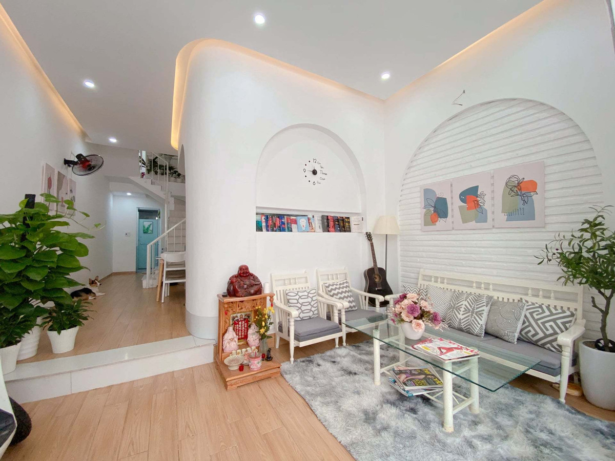 Phòng khách be bé, xinh xinh. Đồ nội thất siêu rẻ mua trên ứng dụng bán hàng điện tử. Bộ sofa là đồ cũ sơn trắng lại.