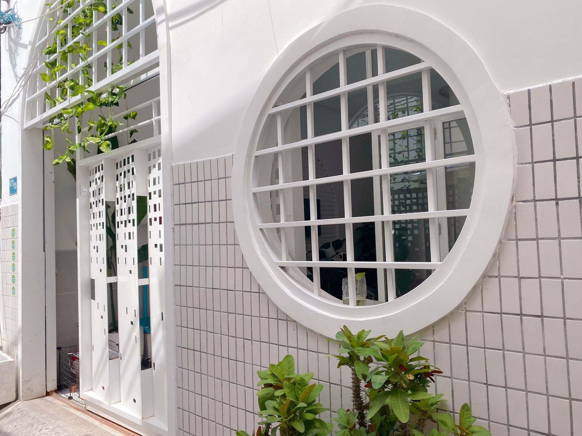 Cổng và cửa thông gió nhìn từ ngoài hẻm.