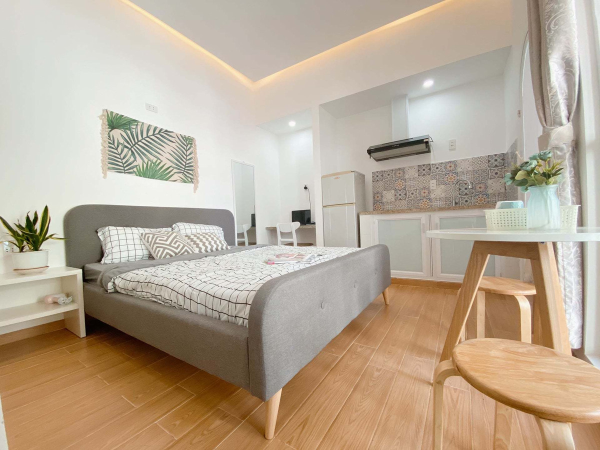 Phòng ngủ được bố trí thêm bếp mini, tủ lạnh, giúp mẹ kiến trúc sư Dương Quốc Anh thuận tiện trong sinh hoạt.