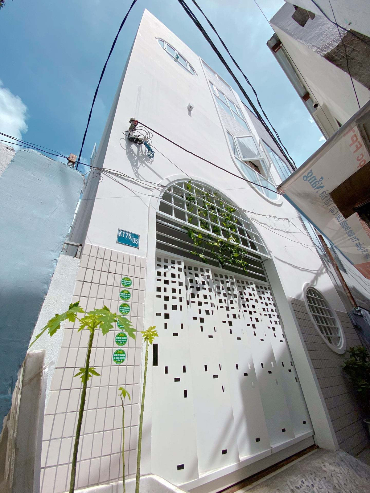 Nhà nằm trong hẻm nhỏ, mặt tiền chỉ vỏn vẹn 1m5 lại còn bị chắn tầm nhìn nên thiết kế kiến trúc dùng tone trắng chủ đạo và tối giản hết mức có thể.