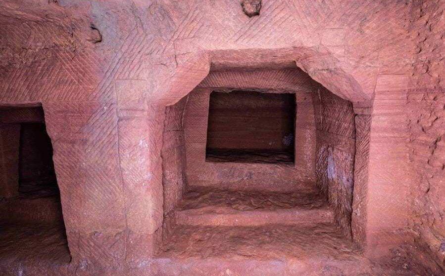 Phat hien khu mo gia toc 1000 nam: Mo chong len mo-Hinh-2