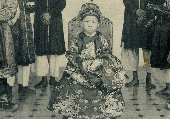 Theo sách "Chín đời chúa mười ba đời vua triều Nguyễn", trong thời gian bị lưu đày tại đảo Réunion ở Ấn Độ Dương, vua Duy Tân học về vô tuyến điện. Qua quá trình mày mò, học hỏi, ông có thể sử dụng, sửa chữa thành thạo những chiếc vô tuyến thời bấy giờ.