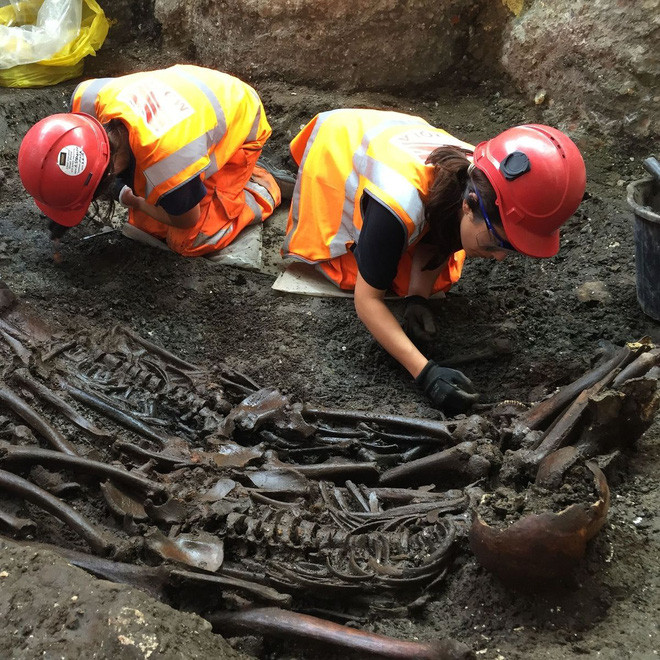 Giai ma bi an bo hai cot 3 met: Trai Dat tung co nguoi khong lo?-Hinh-3