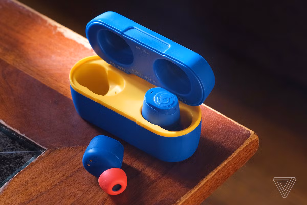  Skullcandy Jib True là một trong số ít tai nghe không dây hoàn toàn (true wireless) thuộc phân khúc 1 triệu đồng. Thiết bị có 3 tùy chọn màu đen, xám và 92 (phối xanh dương, đỏ và vàng). Nhà sản xuất cho biết thời lượng pin của Jib True tối đa 6 tiếng (tổng cộng 22 tiếng nếu kết hợp với hộp sạc), hỗ trợ chuẩn kháng nước IPX4. Ảnh: The Verge.